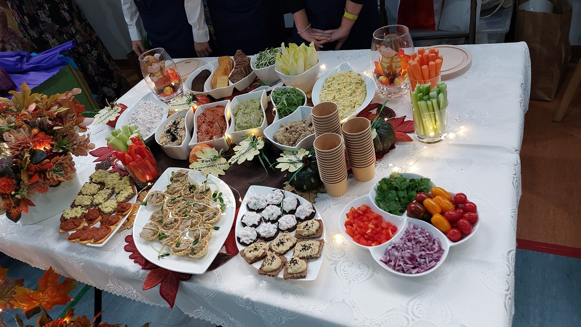 Prezentacja  stołu wystawienniczego z potrawami przygotowanymi przez nauczycieli świetlicy SP133.