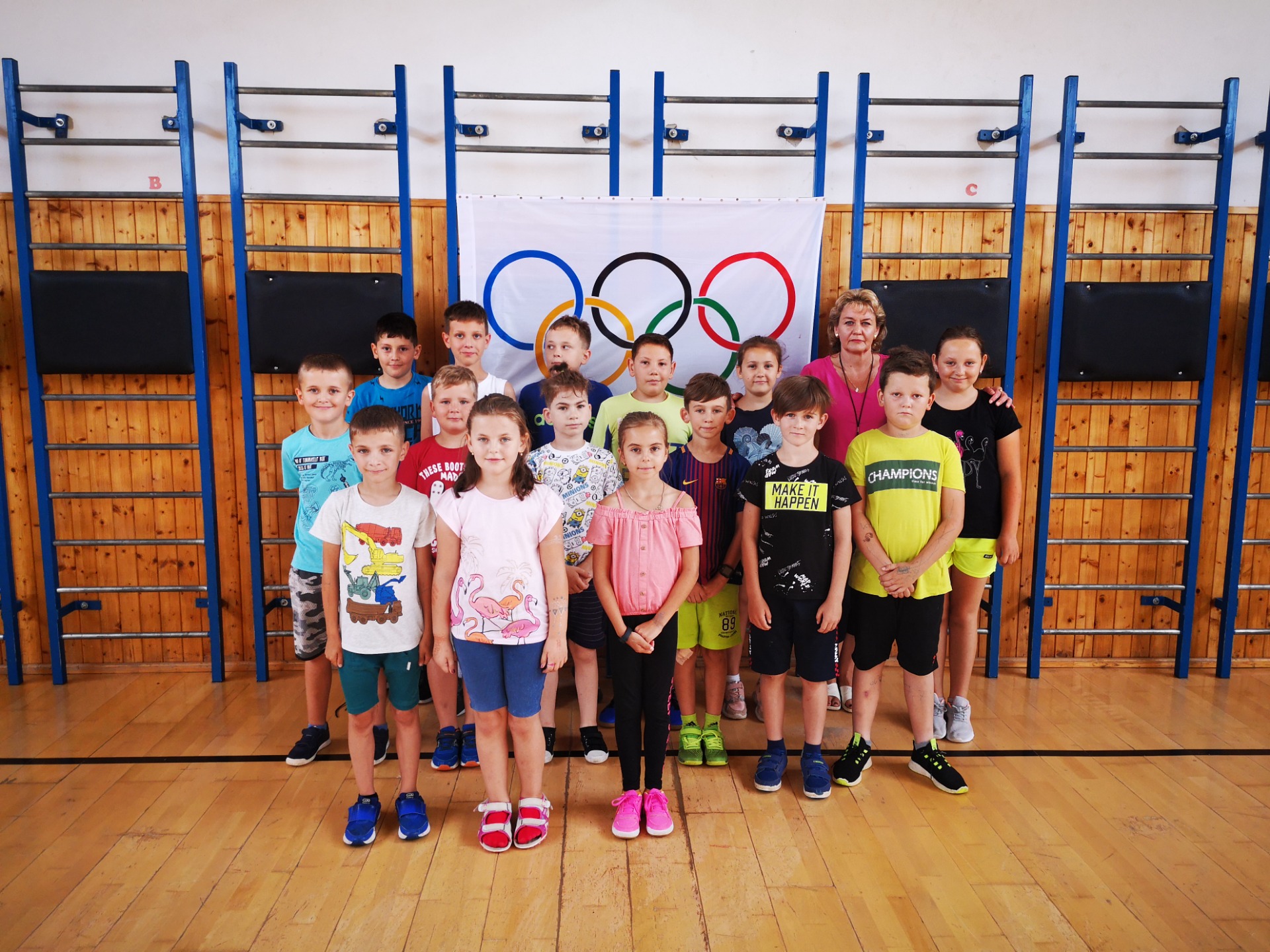 Dňa 28.júna sa v našej škole konal Olympijský deň👍pod záštitou Slovenského olympijského a športového výboru. Deti 👫 si zmerali sily v  skoku do diaľky👟, hode na cieľ🤾 a v behu na 50m🏃. Naši malí olympionici 🥇👏 boli odmenení diplomom, medailou a sladkosťou❤️😊. - Obrázok 2
