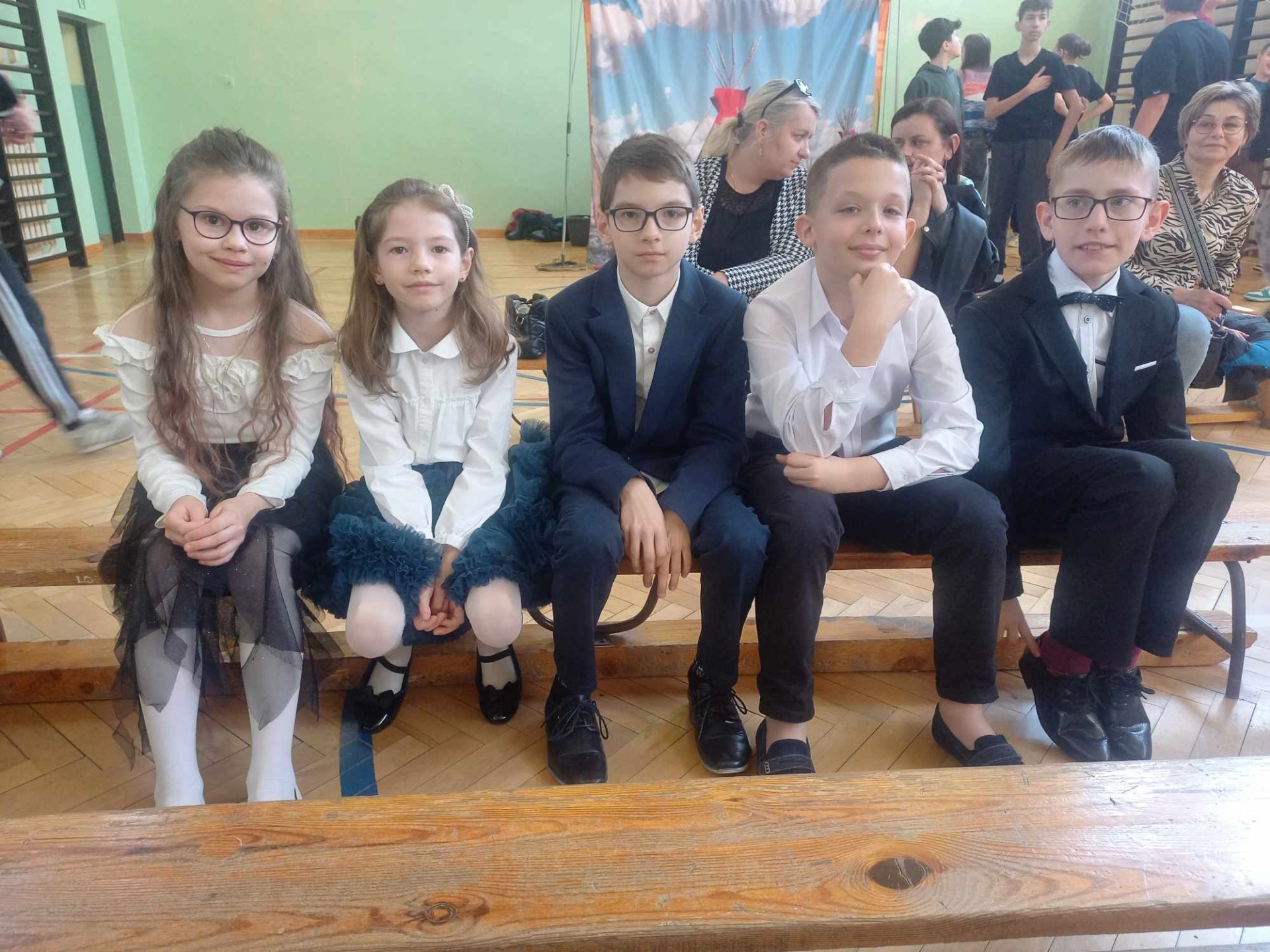 Uczniowie ze szkoły w Nizinach oczekujący na swój występ
