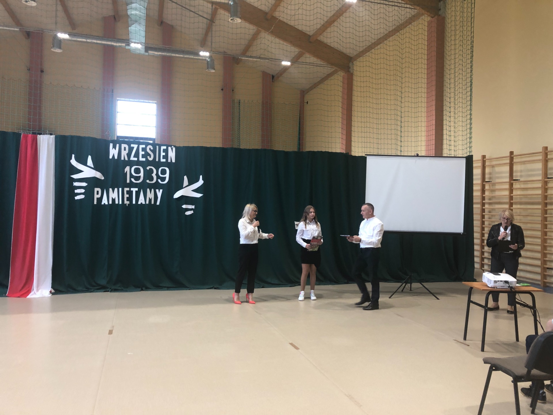 Uczniowie biorący udział w finale konkursu o życiu i działalności ks. mjr. Jana Francuza