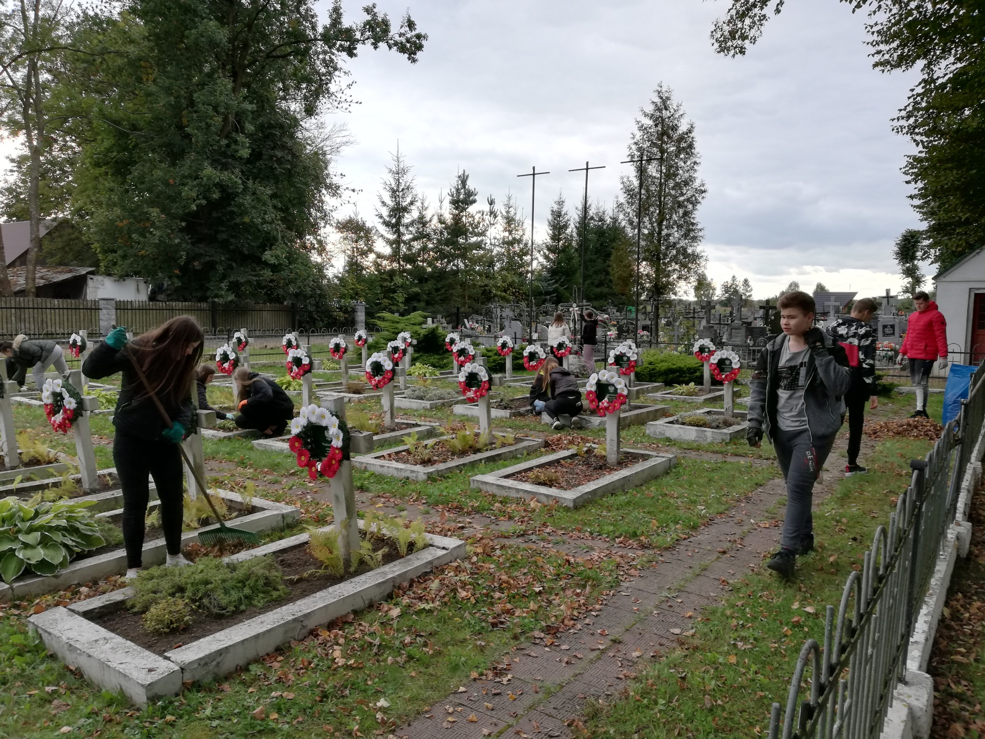 Sprzątanie grobów żołnierskich na cmentarzu w Soli - Obrazek 4