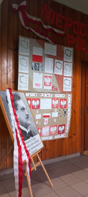 Portret patrona Konstantego Wolnego. Plakaty przygotowane przez społeczność szkolną.