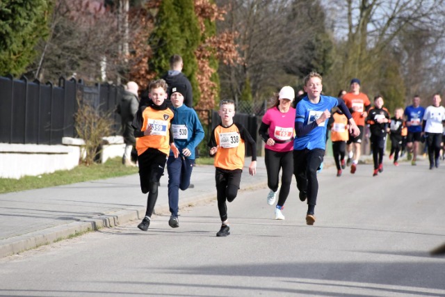 Zdjęcie uczniów biorących udział w biegu Tropem Wilczym.
