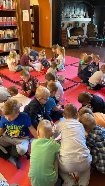 Akcja "Czytam z sercem" w Publicznej Bibliotece w Wielowsi. Dzieci z grup: Uszatki i Skrzaty - Obrazek 3