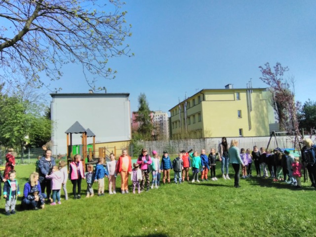 Dzieci z klasy 1a wraz z dziećmi z Przedszkola nr 12 na placu zabaw.