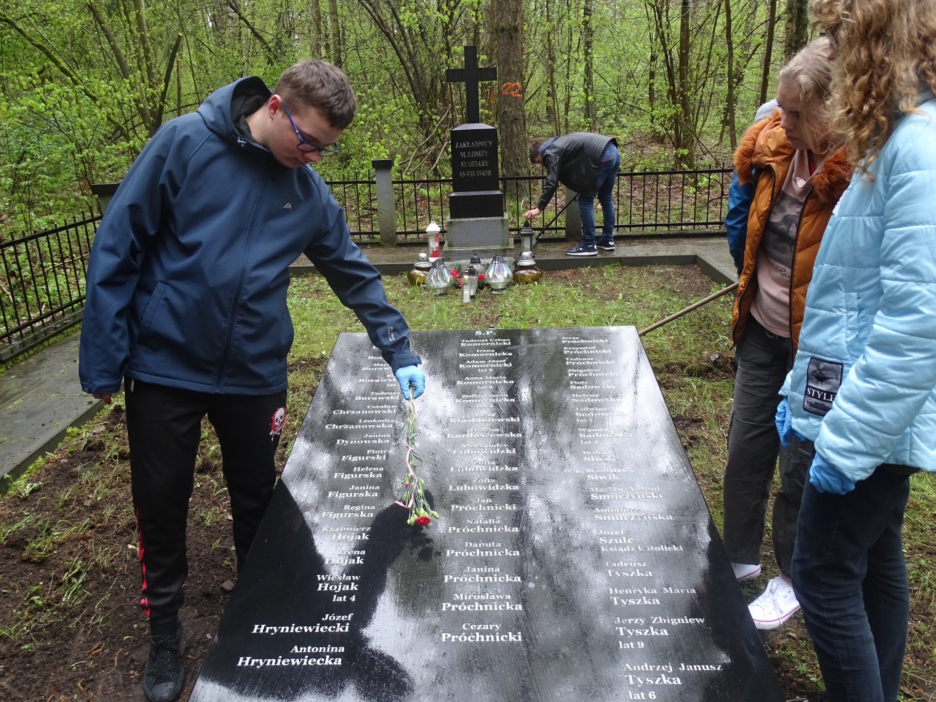 Wyjazd młodzieży z internatu na leśny cmentarz w Jeziorku - Obrazek 6