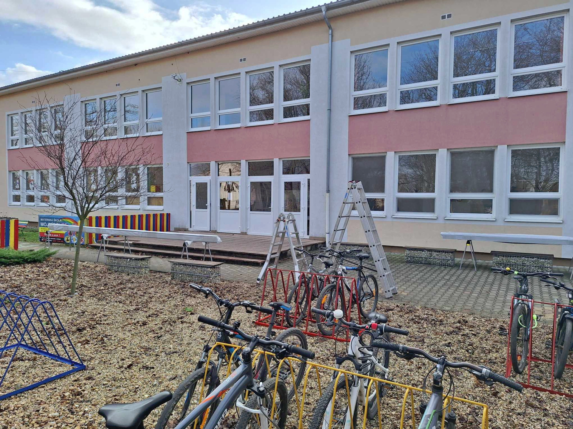 Výstavba prístreškov v areáli základnej školy. - Obrázok 2