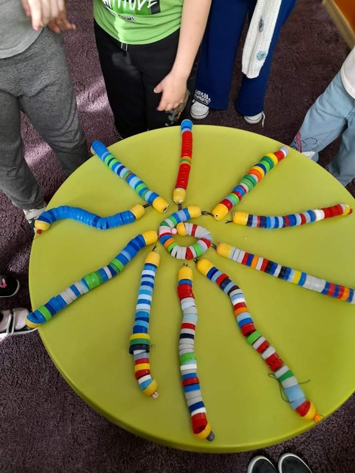 Niedługo będzie Międzynarodowy Dzień Ziemi, więc klasa 1 postanowiła zrobić ekologiczne zabawki- kolorowe węże. Pracy było co niemiara 😅, ale później wszyscy byli zadowoleni ze swoich zabawek. 🤗🐛🐍🤩 - Obrazek 5