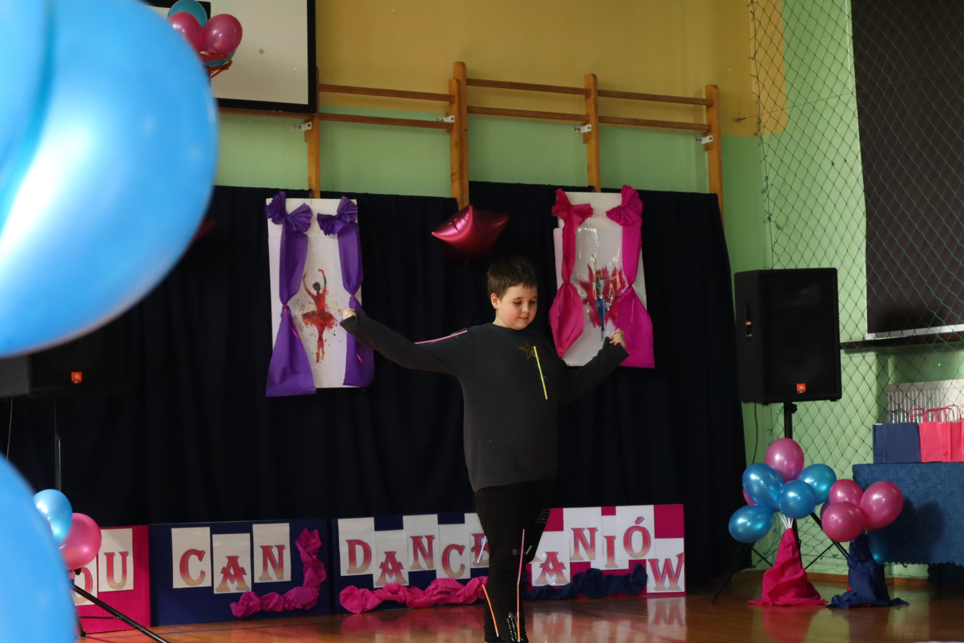 Zdjęcie przedstawia ucznia klasy szóstej Dariusza Łysonia podczas tańca