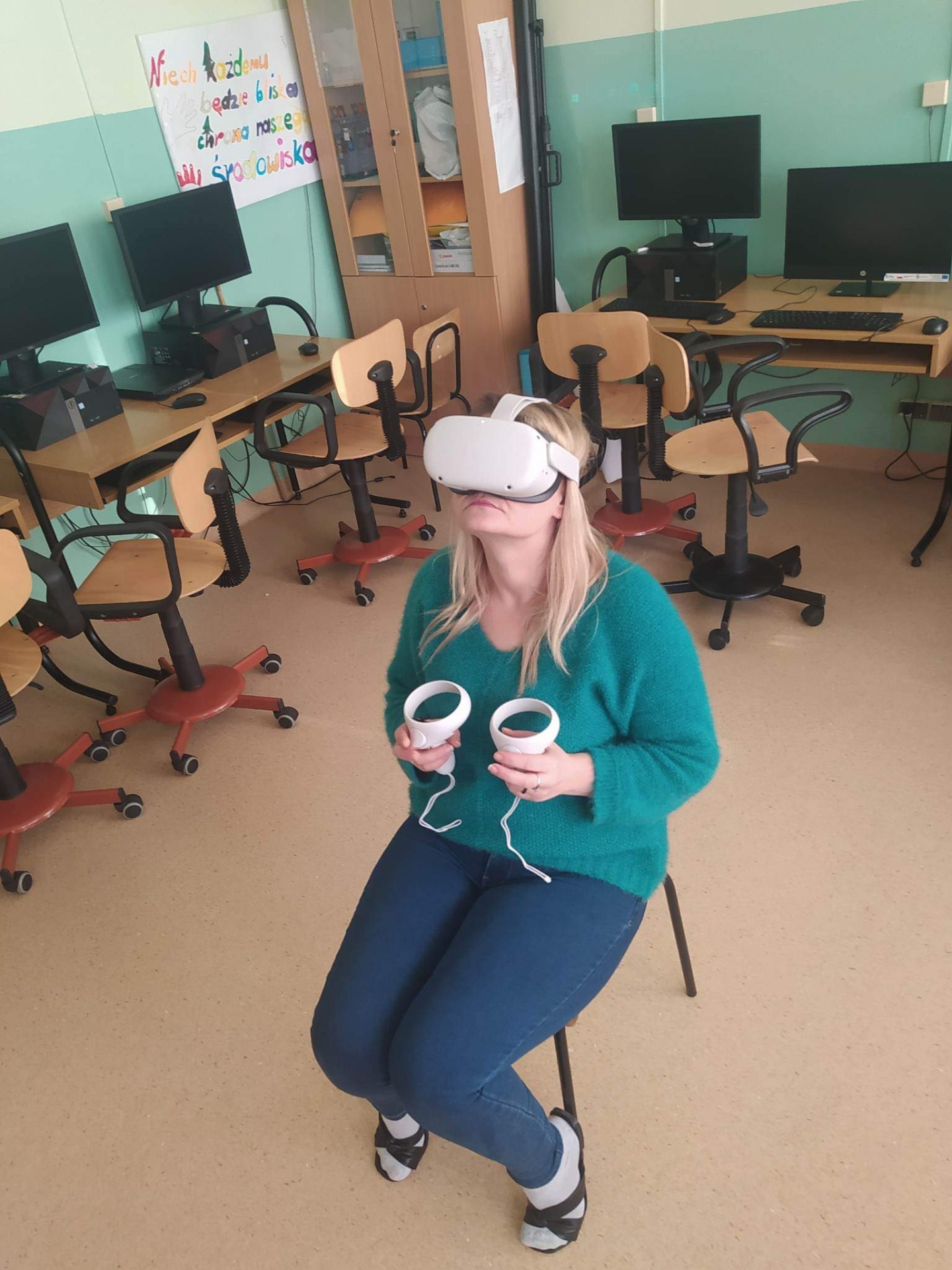 Pani Ewelina podczas warsztatów z obsługi gogli VR