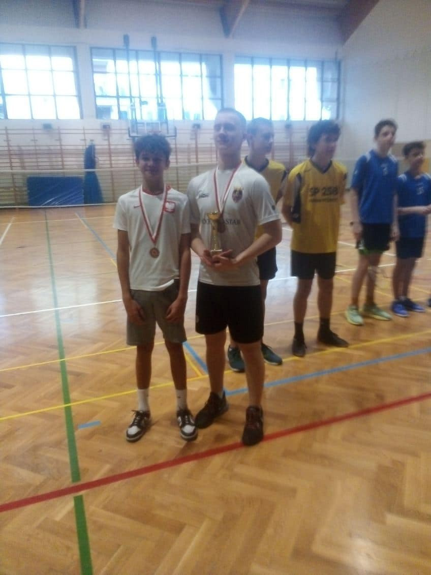 Mistrzostwa Dzielnicy w badmintonie dziewcząt i chłopców w kategorii Igrzyska Młodzieży - Obrazek 1