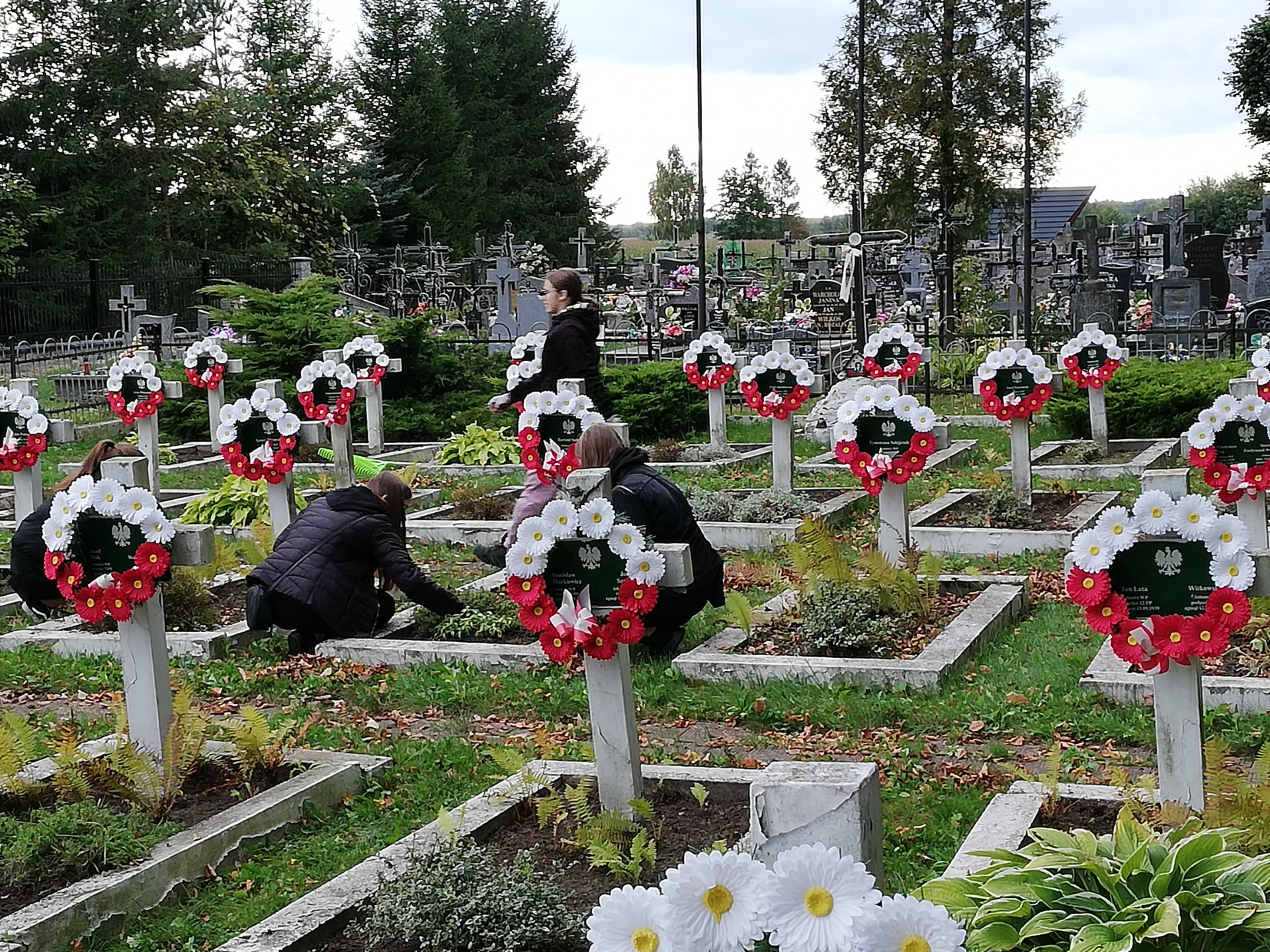 Sprzątanie grobów żołnierskich na cmentarzu w Soli - Obrazek 3