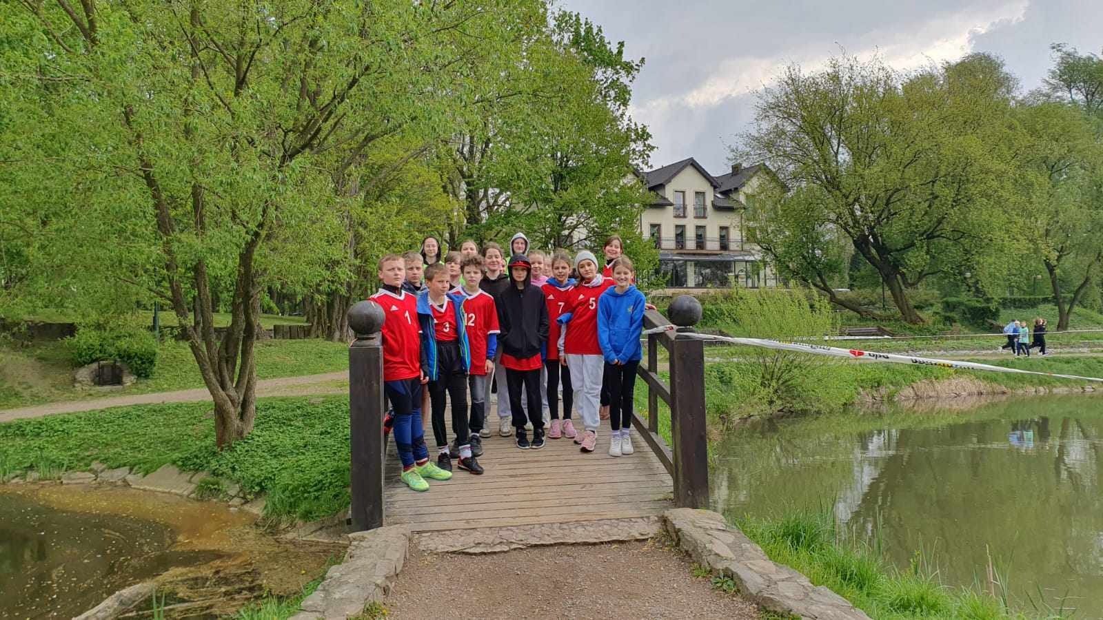  Dnia 18 kwietnia uczniowie i uczennice klasy 4, 5 i 6 reprezentowali naszą szkołę w Skawinie na zawodach w powiatowych drużynowych biegach przełajowych. - Obrazek 1