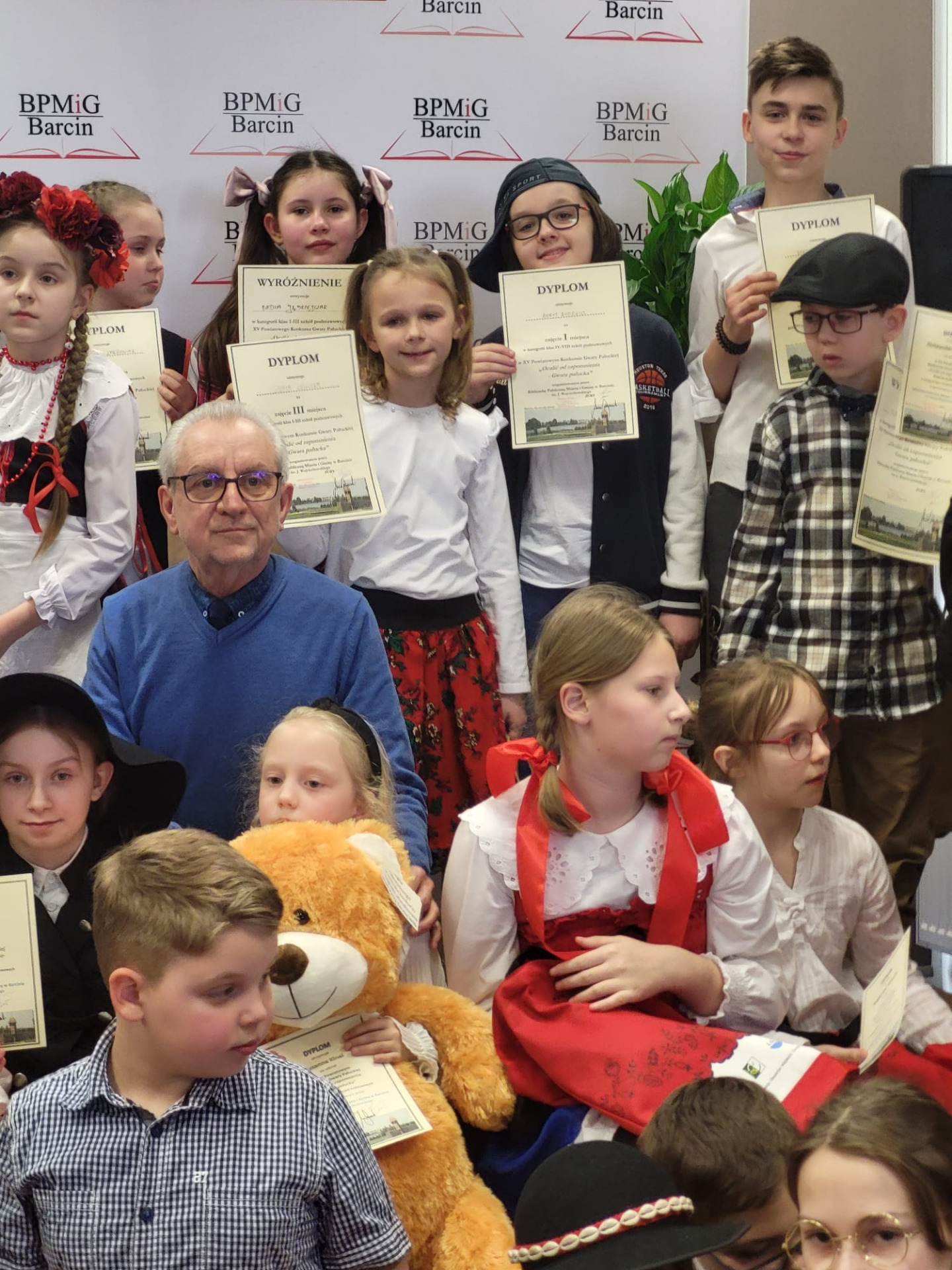 Uczniowie SP Świątkowo podczas Konkursu Gwary Pałuckiej w Barcinie - 2024