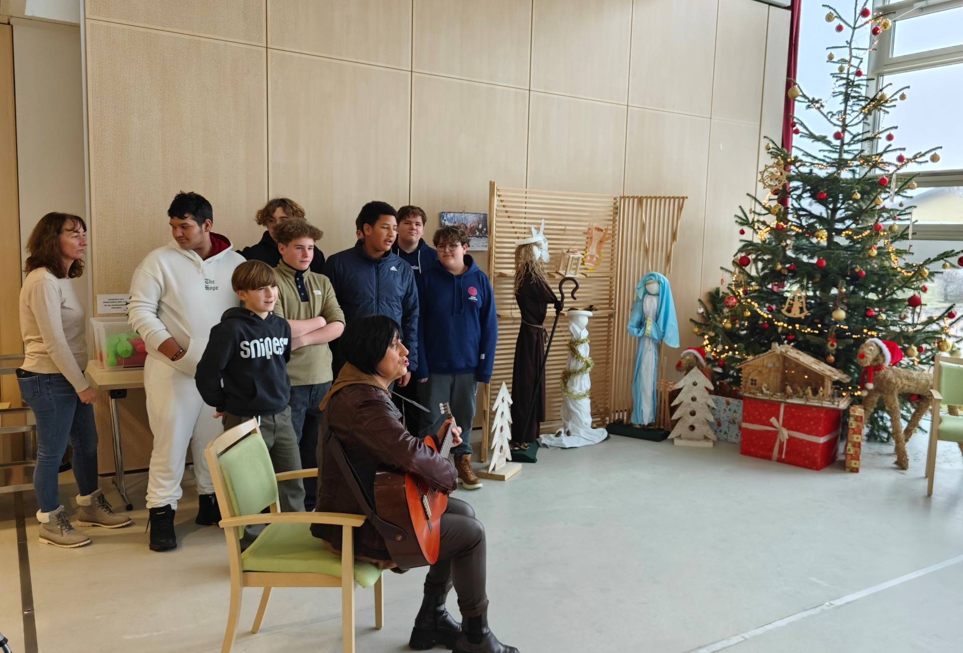 Klasse 4A machte einen weihnachtlichen Besuch im Seniorenheim Kühnsdorf - Bild 5