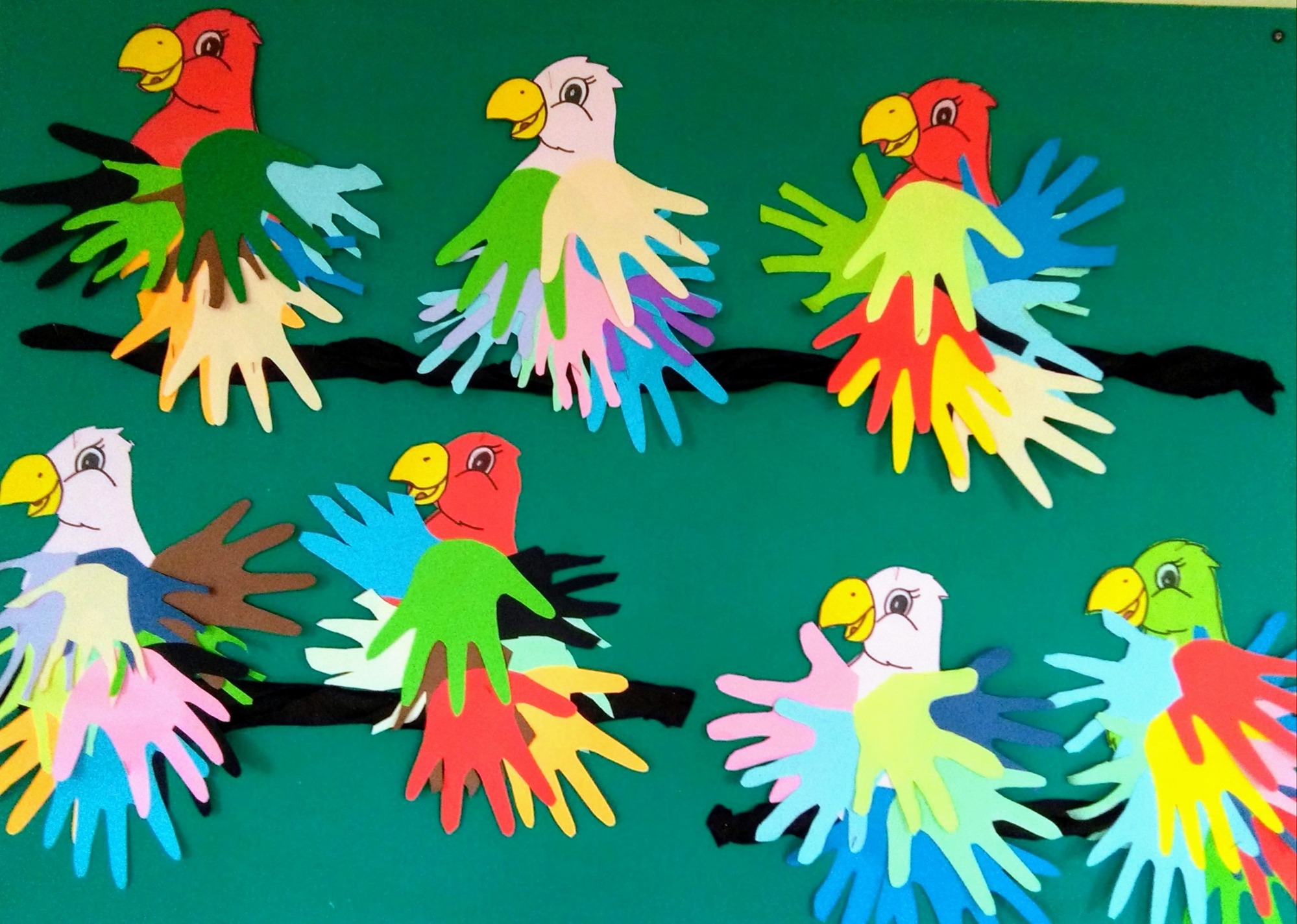 Kolorowe papugi wykonane przez uczniów.