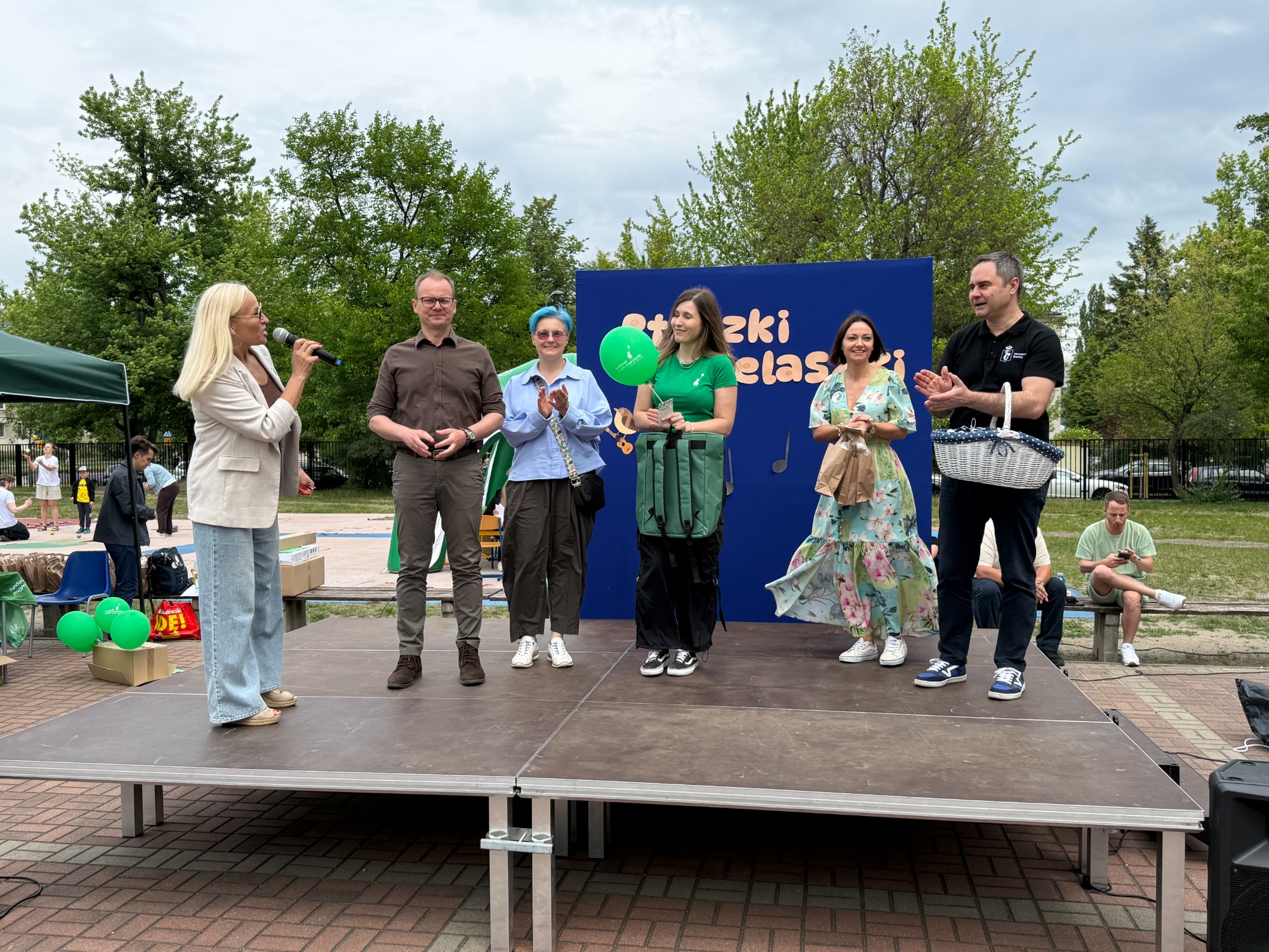 Pani Dyrektor Jolanta Ostrowska składa podziękowania skierowane do władz dzielnicy za objęcie patronatem honorowym Pikniku Szkolnego. Nawiązanie do celu zbiórki wolontarystycznej na rzecz spełnienia marzenia Ma