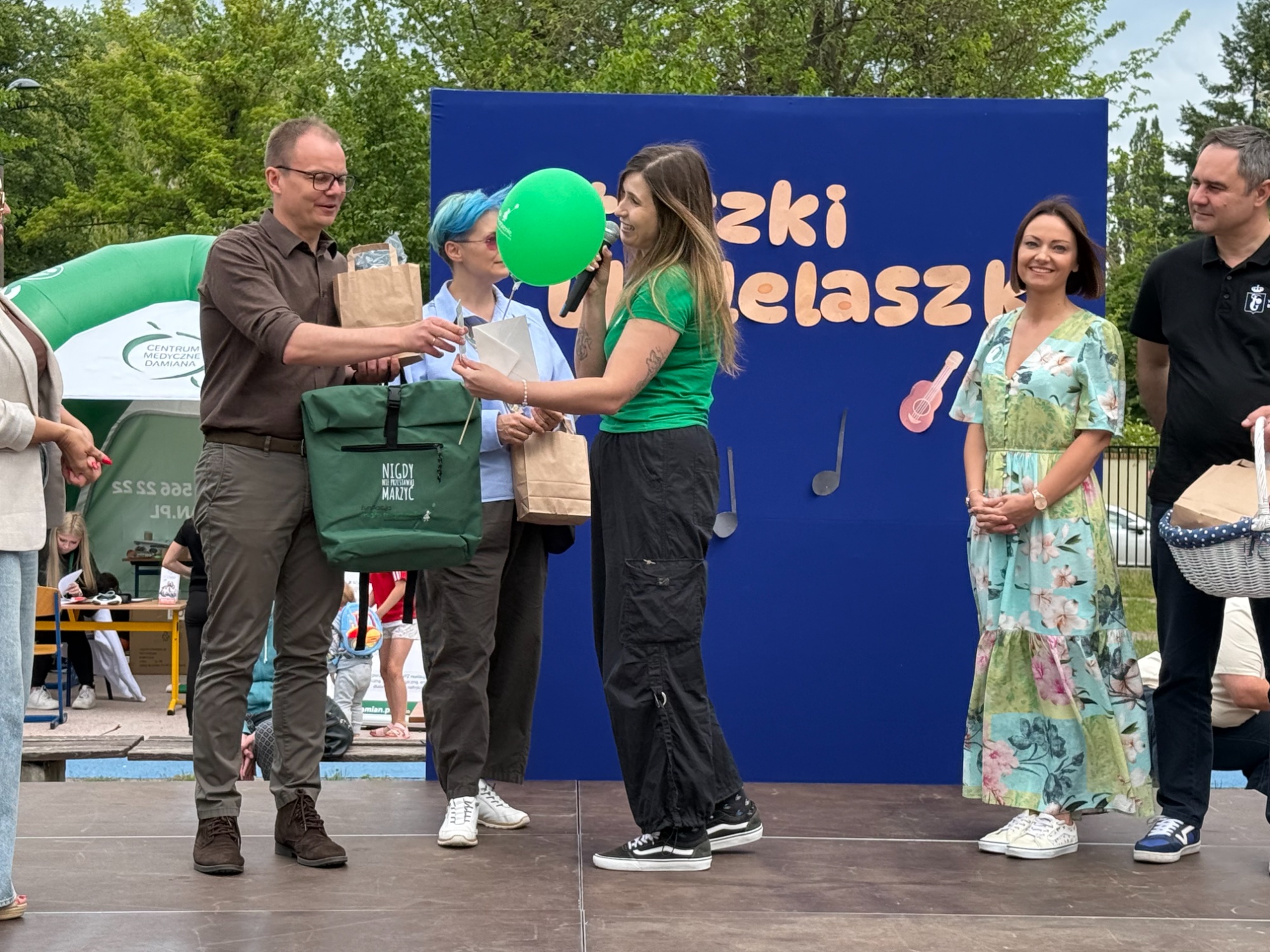 Zabranie głosu przez Julię Zasławską podczas Pikniku Szkolnego wobec Burmistrza Dzielnicy Bielany Pana Grzegorza Pietruczuka. Przekazanie Panu Burmistrzowi symbolicznych nasion kwiatków niezapominajek.