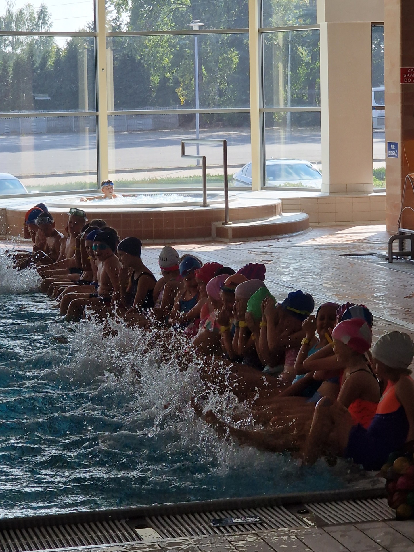 Wyjazdy uczniów z klasy I i II na basen do Ostrzeszowa .Projekt "Umiem pływać". - Obrazek 2
