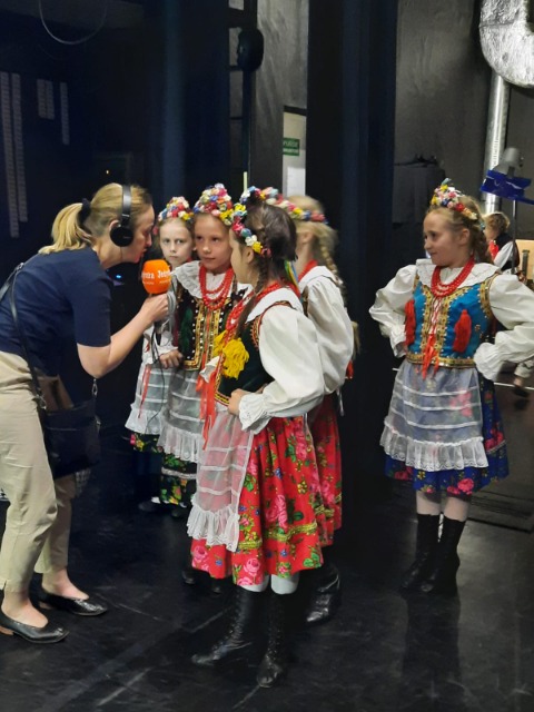 Uczniowie w strojach krakowskich
