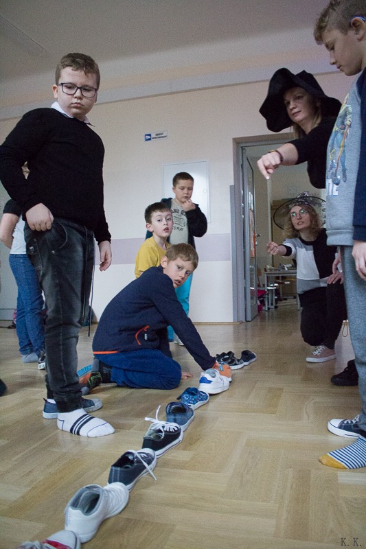Dzieci w trakcie wróżenia  butami.