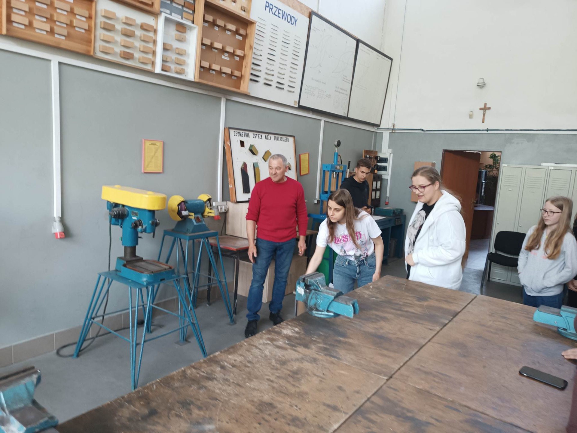 Uczniowie zwiedzają salę montażu mebli