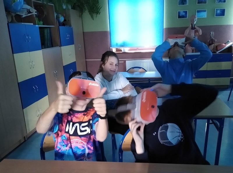 Uczniowie klasy 7a za pomocą VR oglądają aparat ruchu (mięśnie i szkielet).