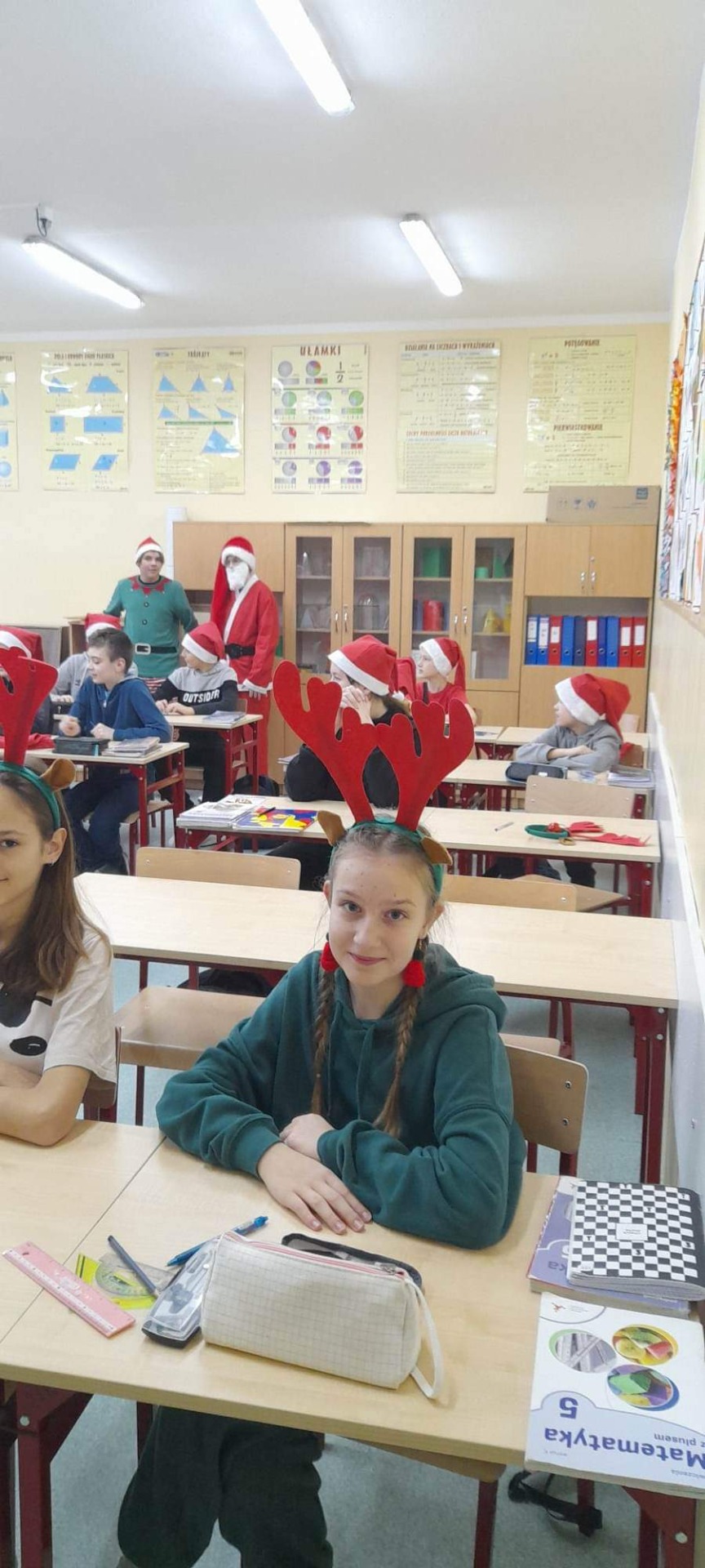 Mikołaje i Śnieżynki odwiedzili klasy 0- 8. Było słodko :) - Obrazek 4