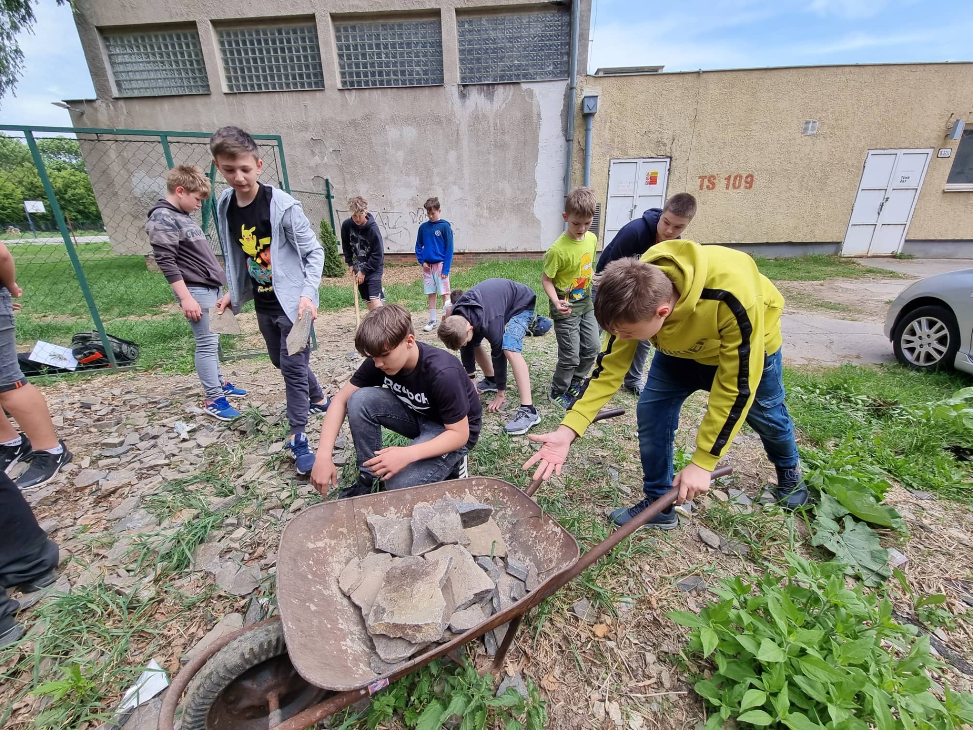 Pomocníci z Prímy skrášľovali školskú záhradu - Obrázok 2