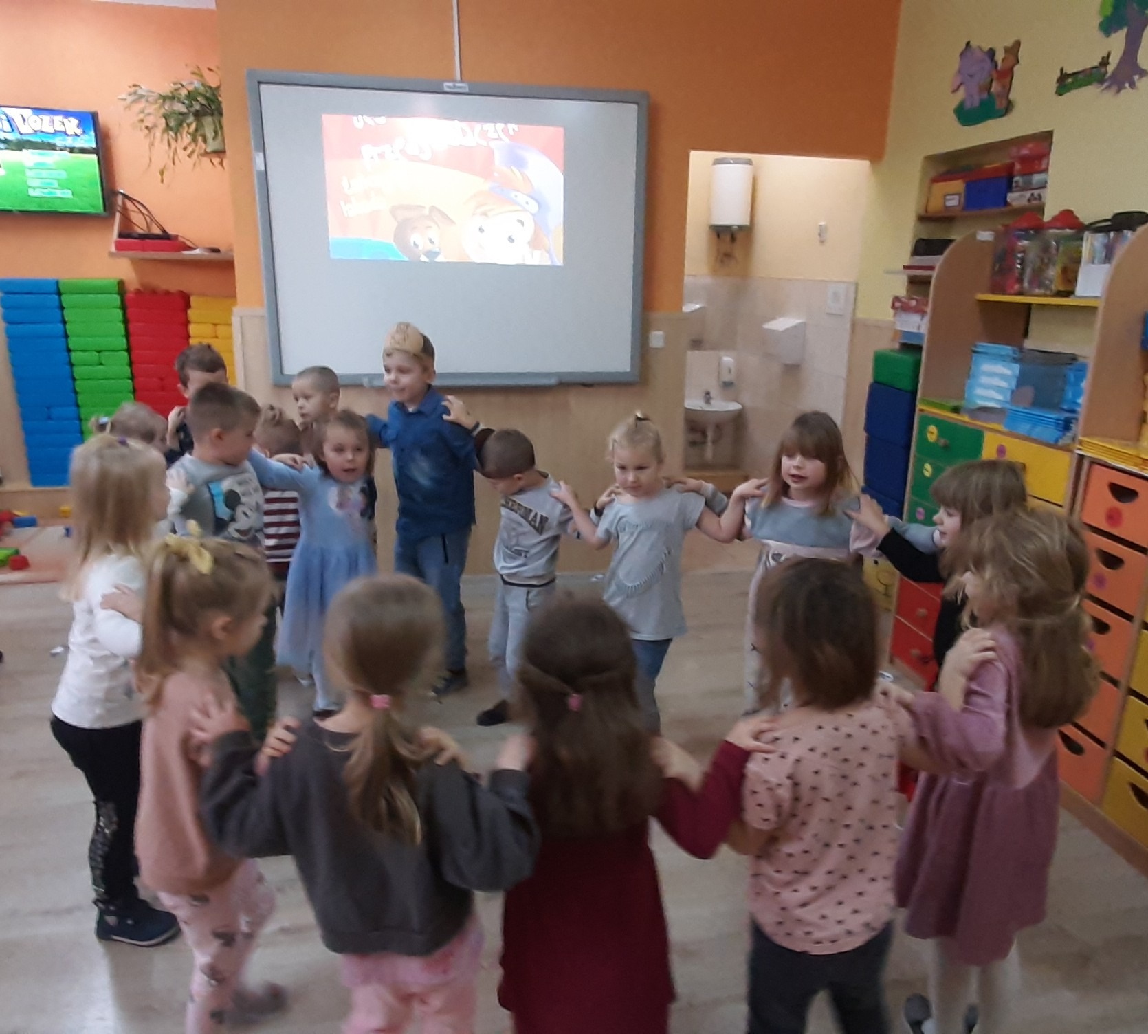 Integracja dzieci z Oddziału Przedszkolnego w Świętem z dziećmi z Przedszkola w Słomkowie podczas "Balu Misia" - Obrazek 3