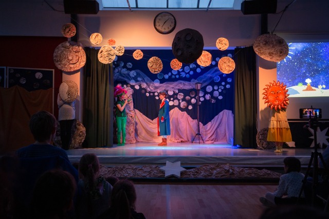 Premierowy spektakl Szkolnego Koła Teatralnego : "Wędrówki Małego Księcia" - Obrazek 5