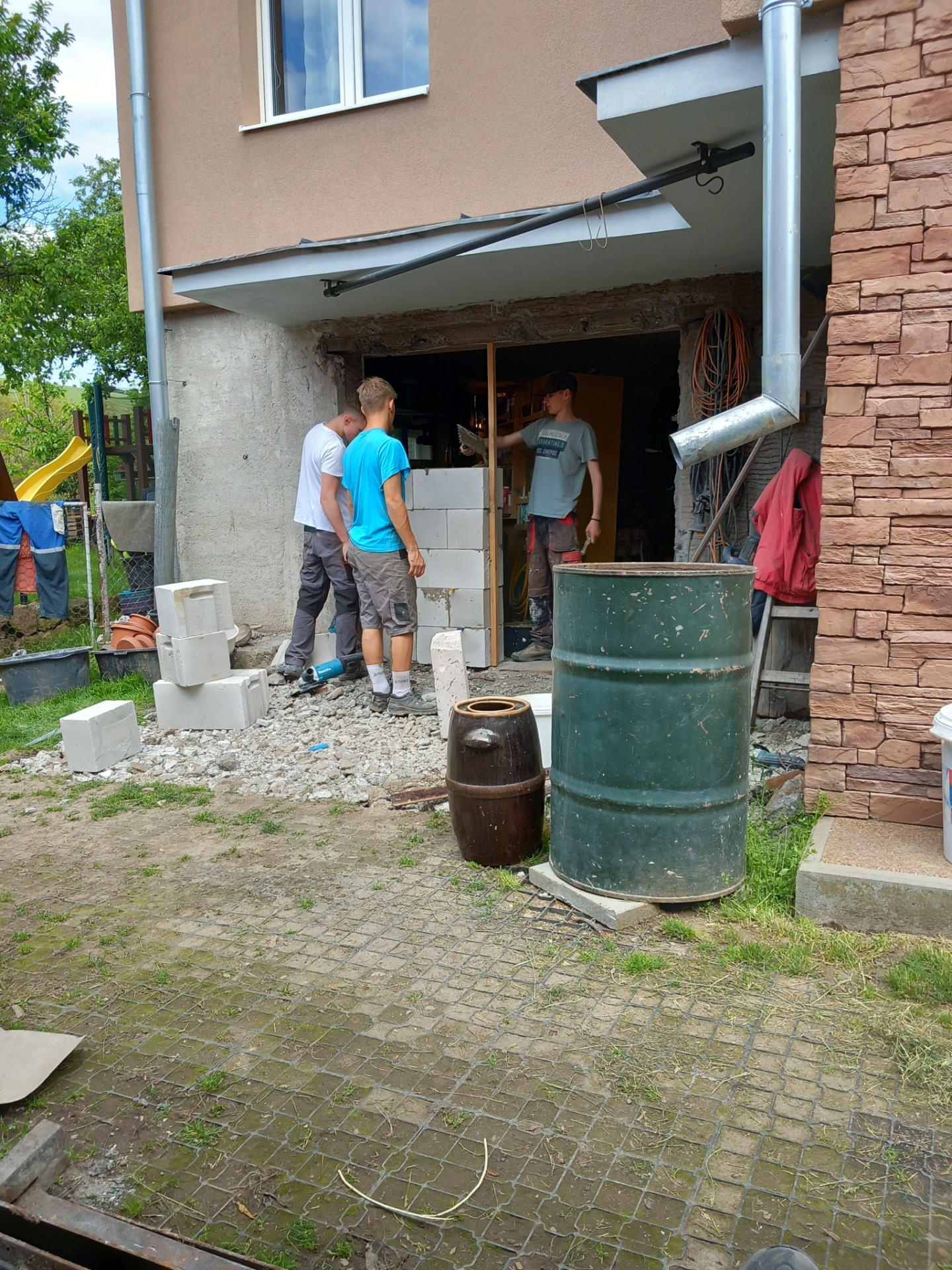  Prváci murári pri výmene garážových dverí za vchodové  - Obrázok 3