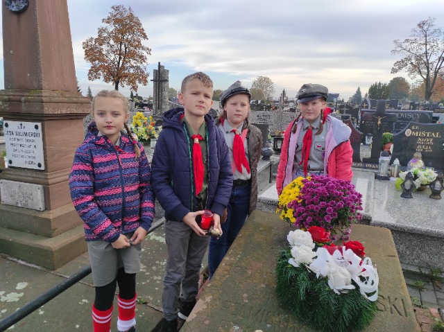 Kwiaty i znicz pamięci na grobie kpt. A. Brzuchala- Sikorskiego.