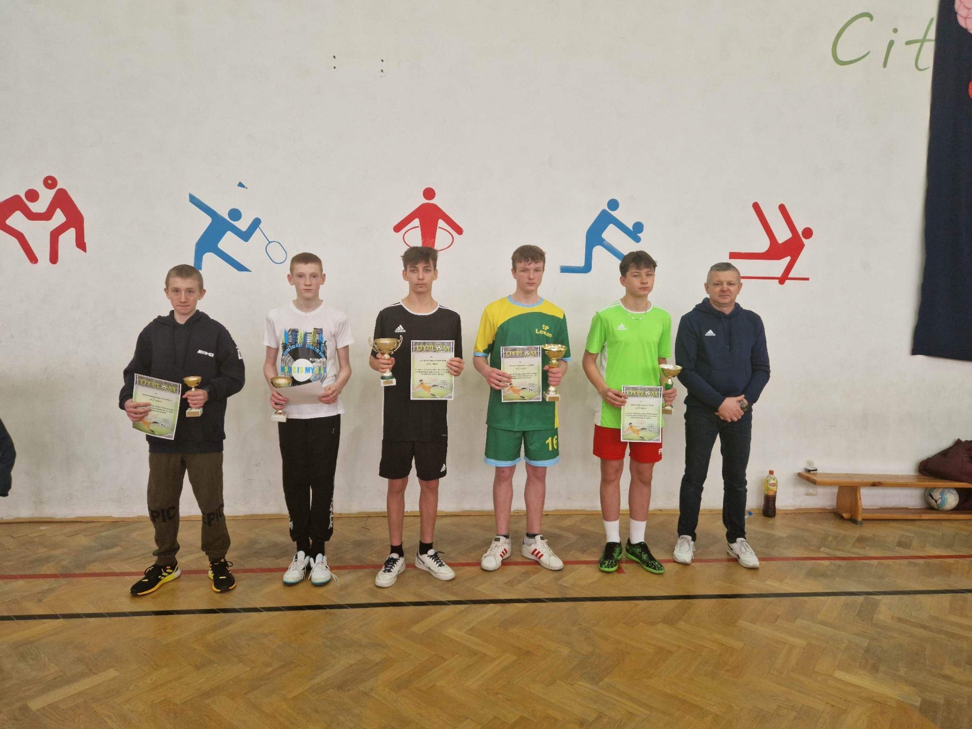 Chłopcy zwycięzcami Turnieju w piłkę nożną halową o Puchar Dyrektora Szkoły Podstawowej w Turośli - Obrazek 1