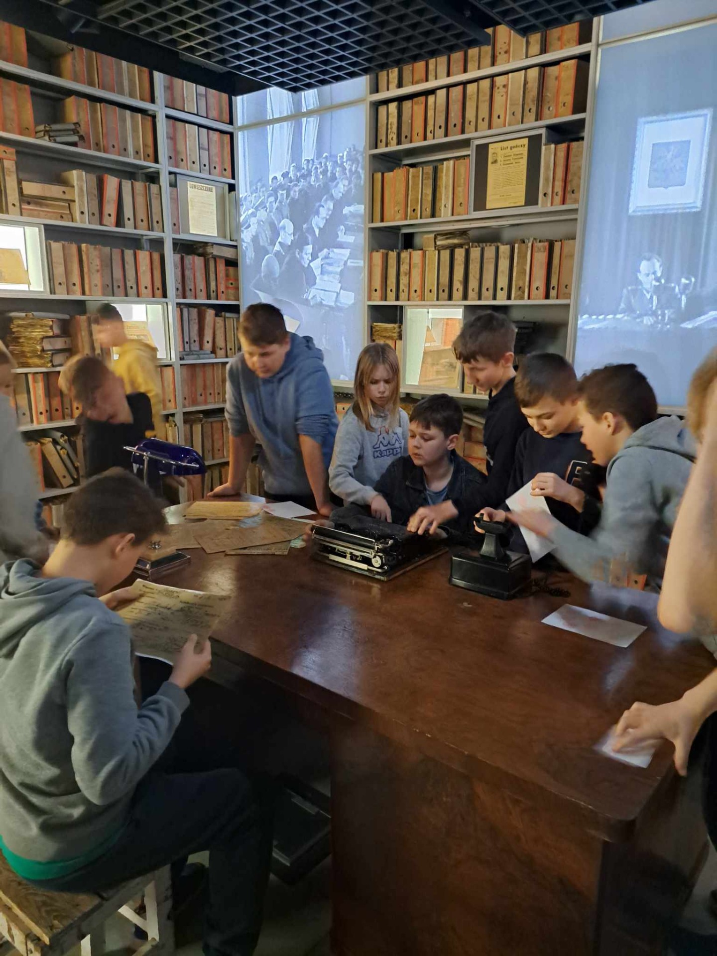 Uczniowie zwiedzają Muzeum Żołnierzy Wyklętych w Ostrołęce