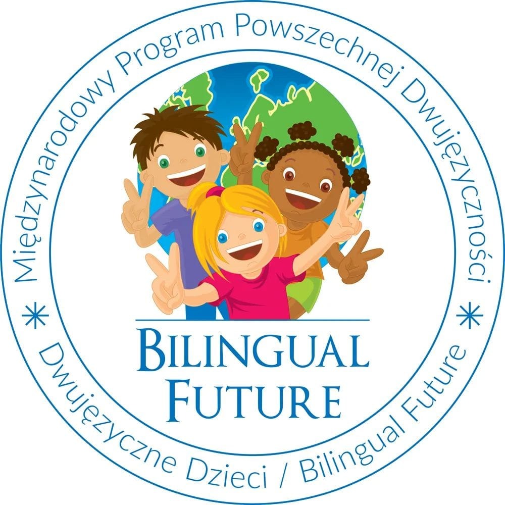 Fotografia przedstawia plakat "Międzynarodowy Program Powszechnej Dwujęzyczności. Dwujęzyczność Dzieci/Bilingual Future". Wewnątrz koła znajduje się troje dzieci a za nimi mapa świata.