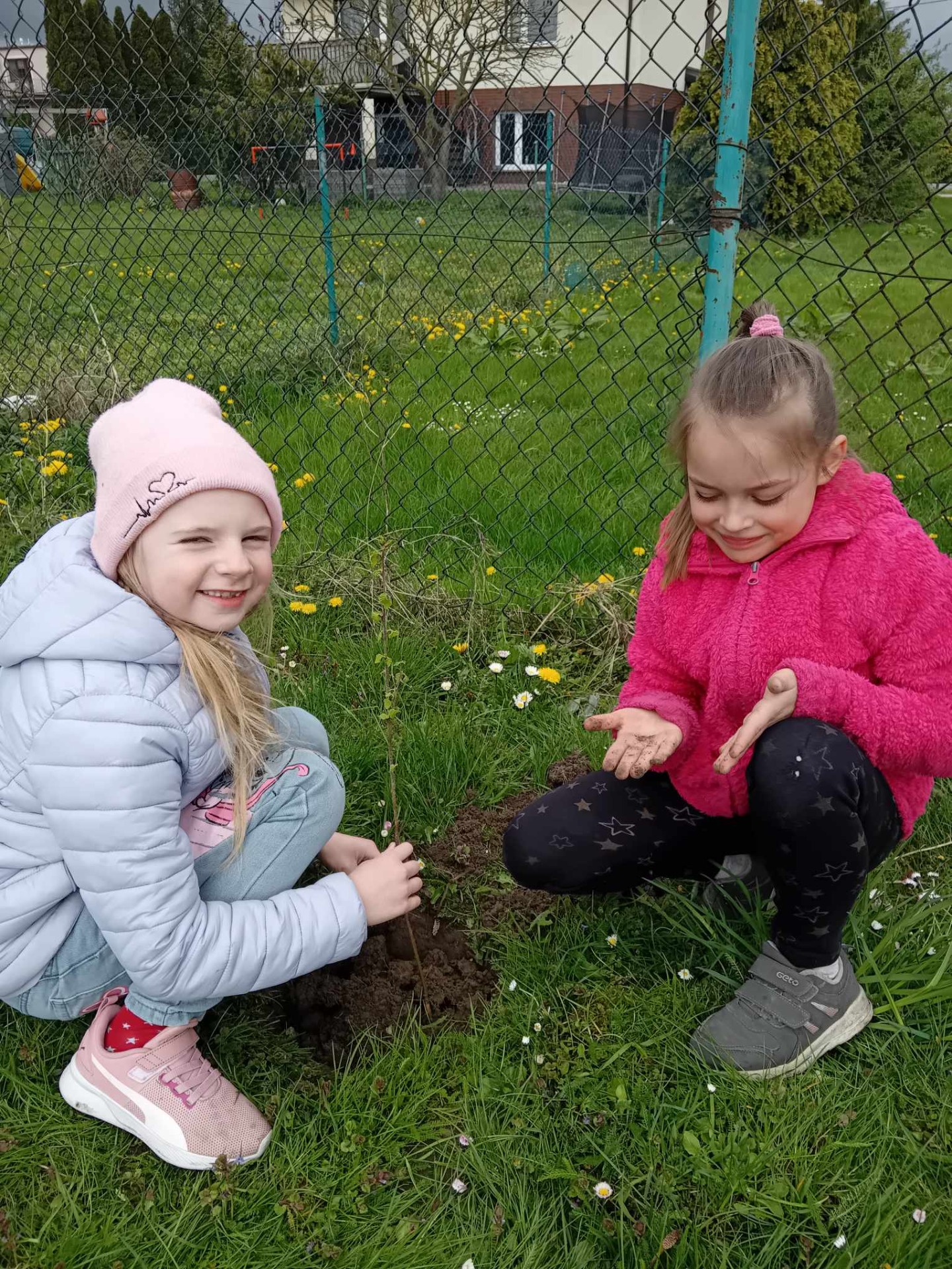 Uczniowie klasy 1 wraz z nauczycielami i pracownikami obsługi sadzili drzewa w ramach ogólnopolskiej akcji Lasów Państwowych #sadziMY. - Obrazek 3