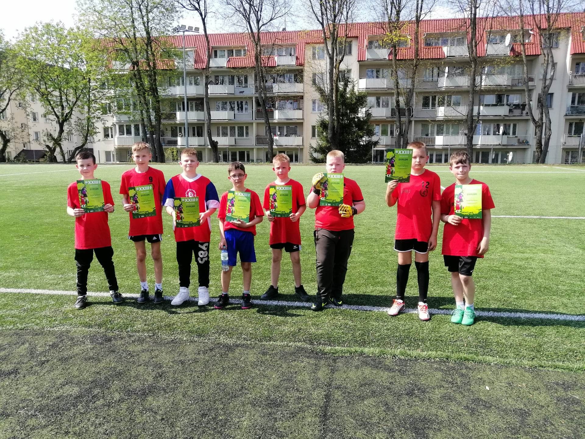 Uczniowie SP Nr 2 im. M. Kopernika w Olecku podczas turniej piłki nożnej o „Puchar Tymbarku – z podwórka na stadion” w kategorii wiekowej do 12 lat.