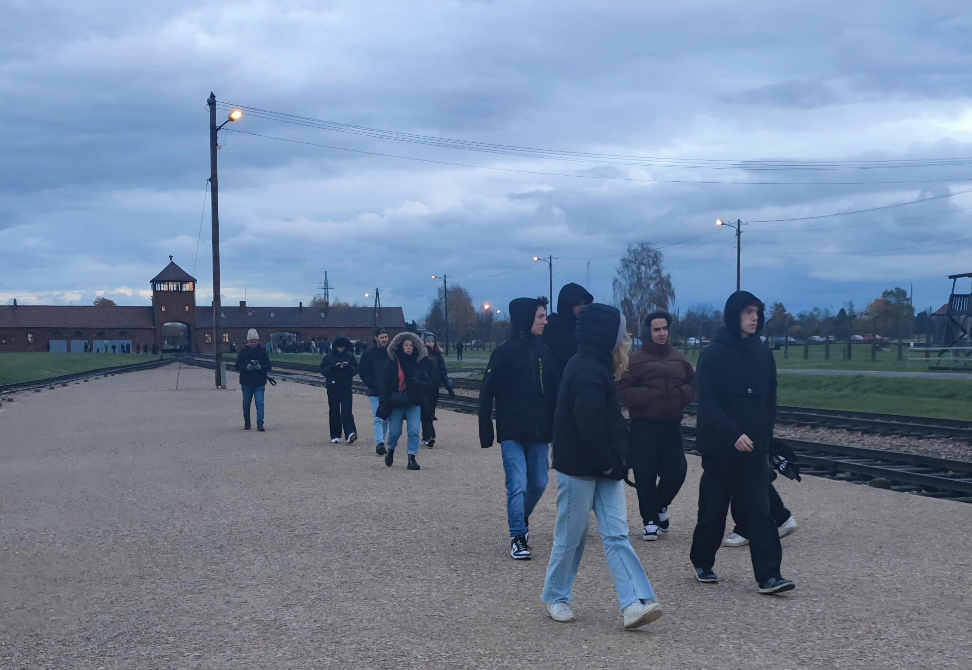 uczniowie podczas pobytu w Miejscu Pamięci i Muzeum Auschwitz-Birkenau​


