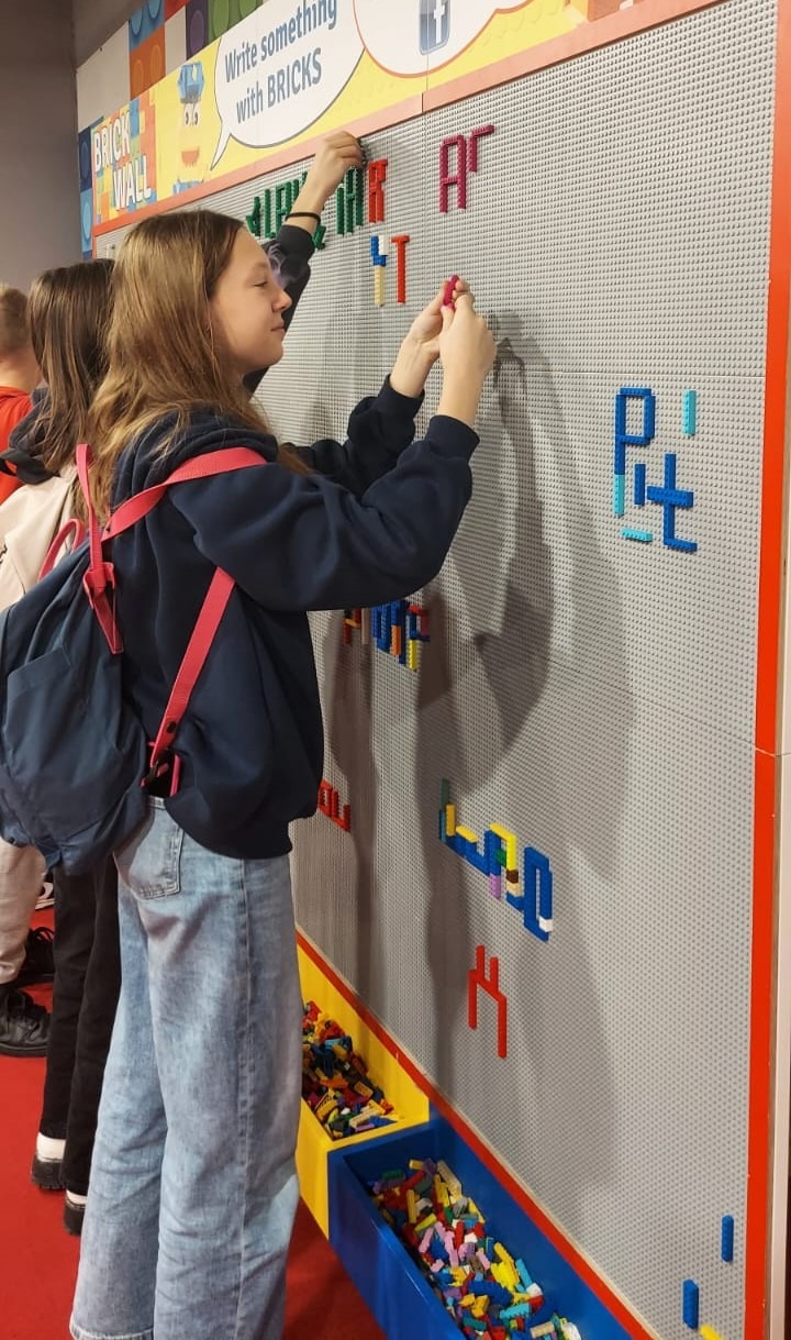 Uczniowie klas szóstych w strefie FUN Park. Wystawa budowli LEGO w Gdańsku, 6 grudnia 2023 r.