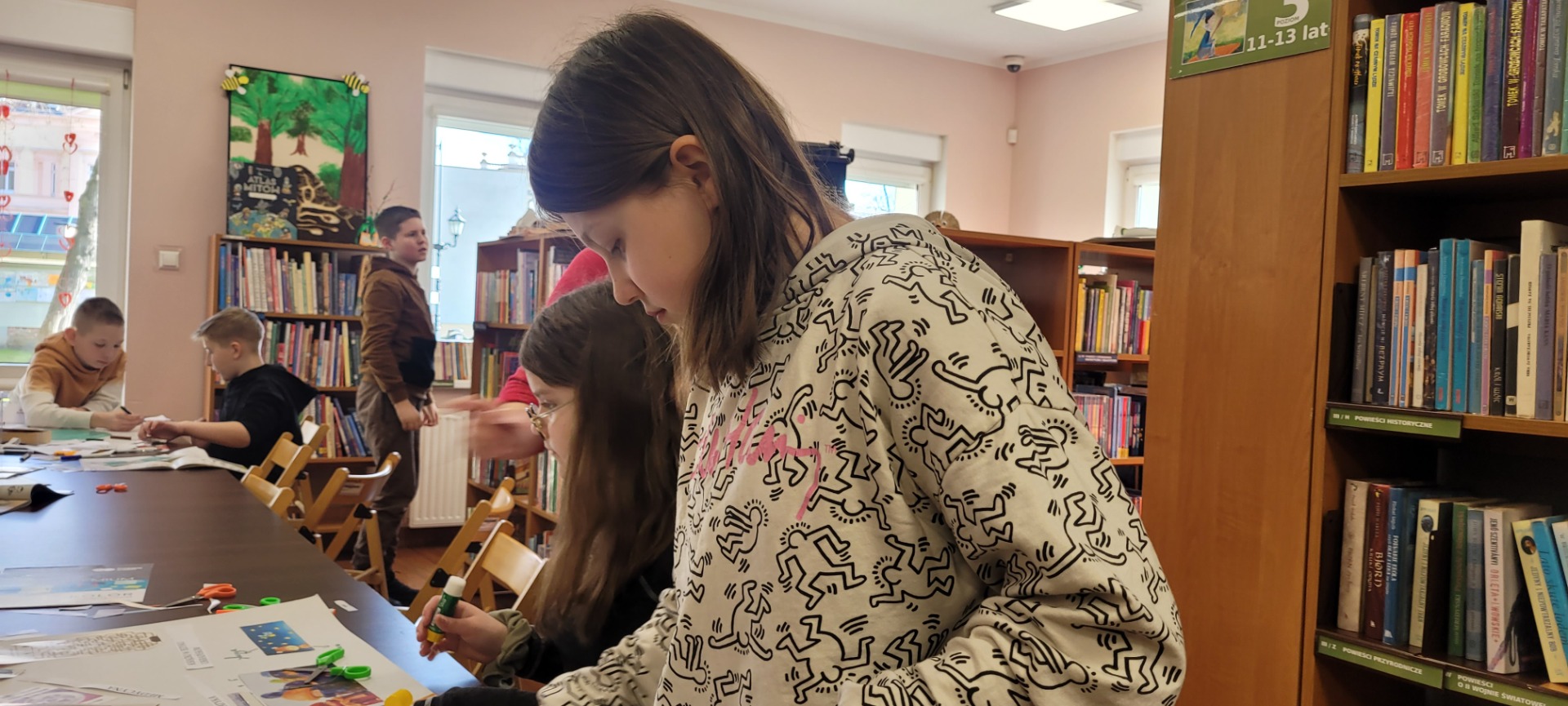 Młodzież podczas zajęć bibliotecznych