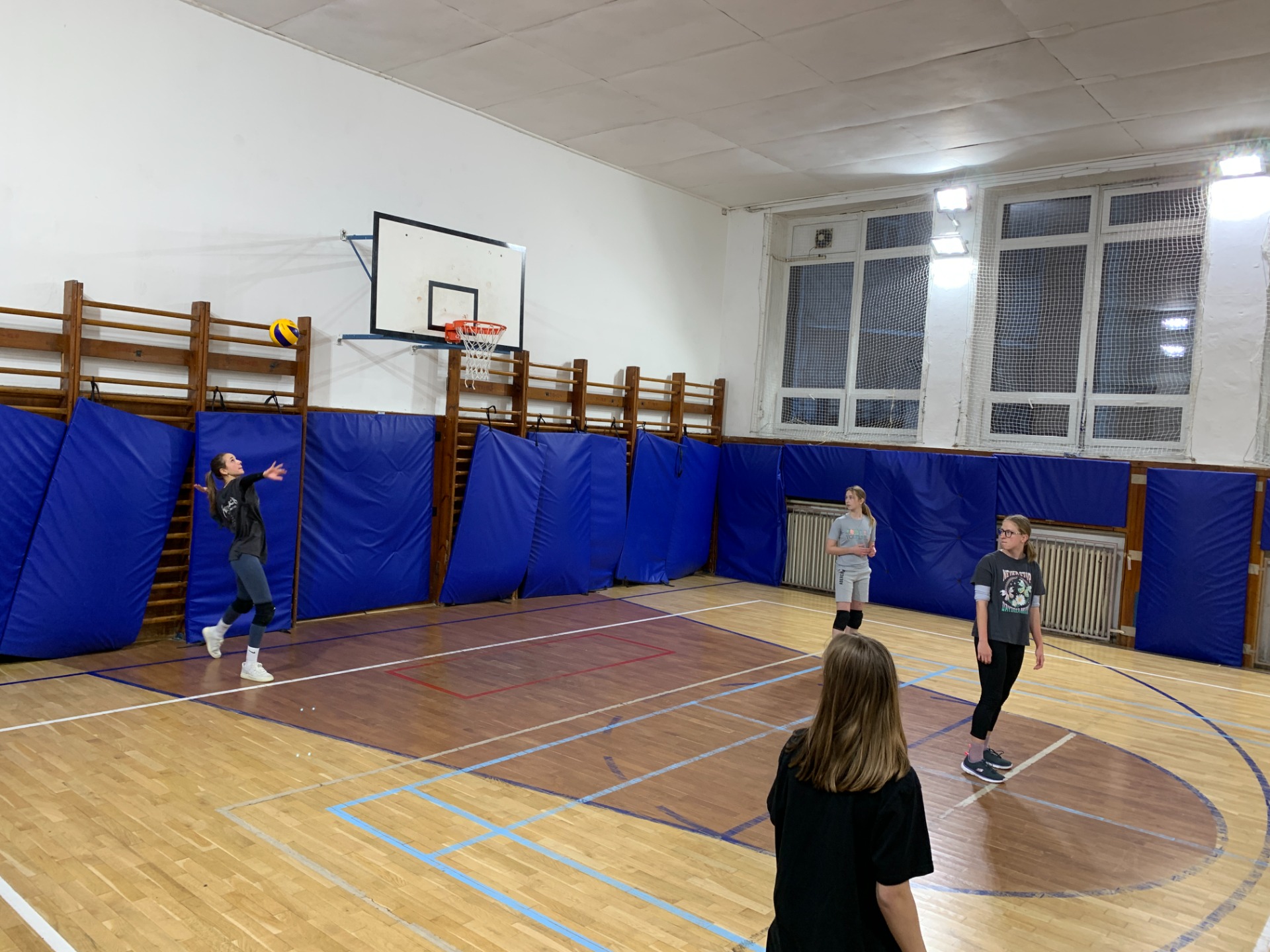 Volejbalový turnaj žiaci vs. učitelia 🏐 - Obrázok 3