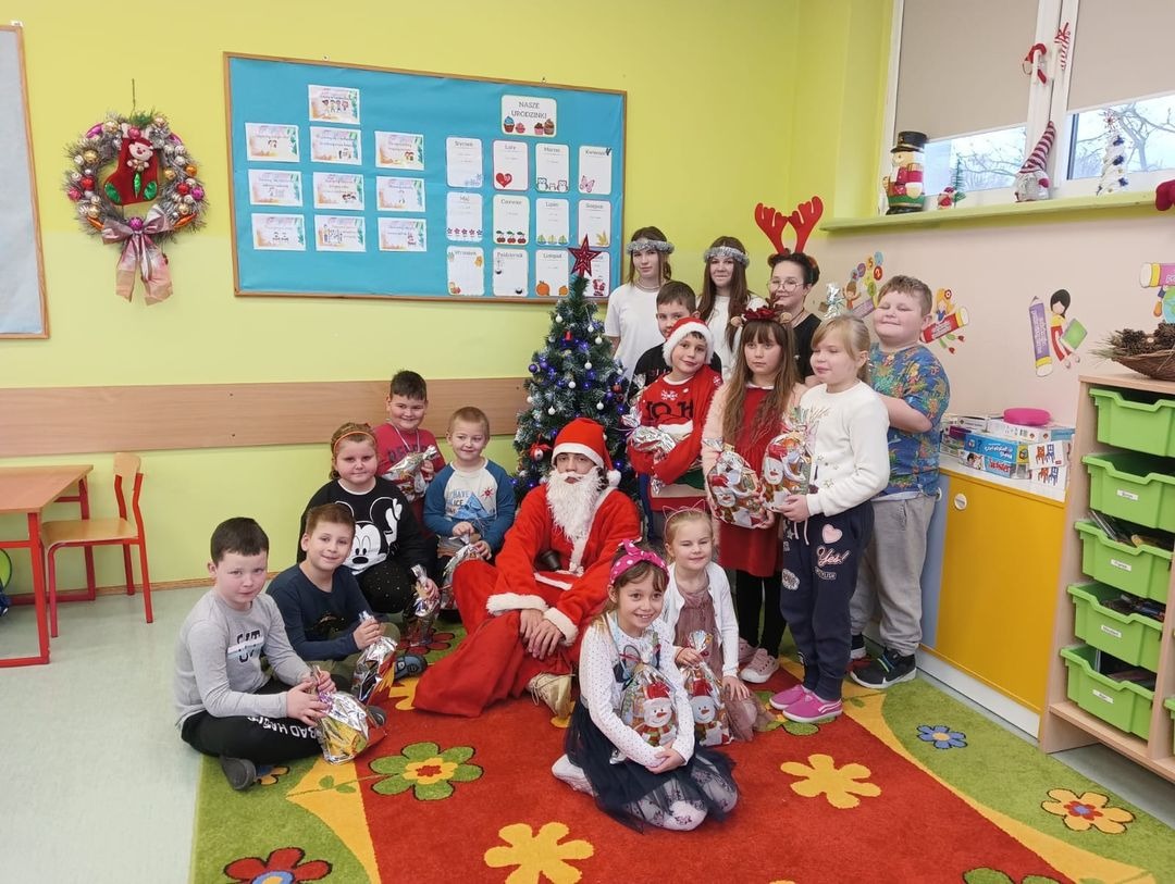 6 grudnia  uczniów klasy 1b odwiedził Mikołaj. Po zaśpiewaniu piosenki Mikołaj wręczył dzieciom prezenty. - Obrazek 1