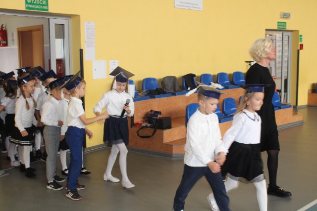Pasowanie na ucznia Szkoły Podstawowej w Parzęczewie i ślubowanie - Obrazek 2