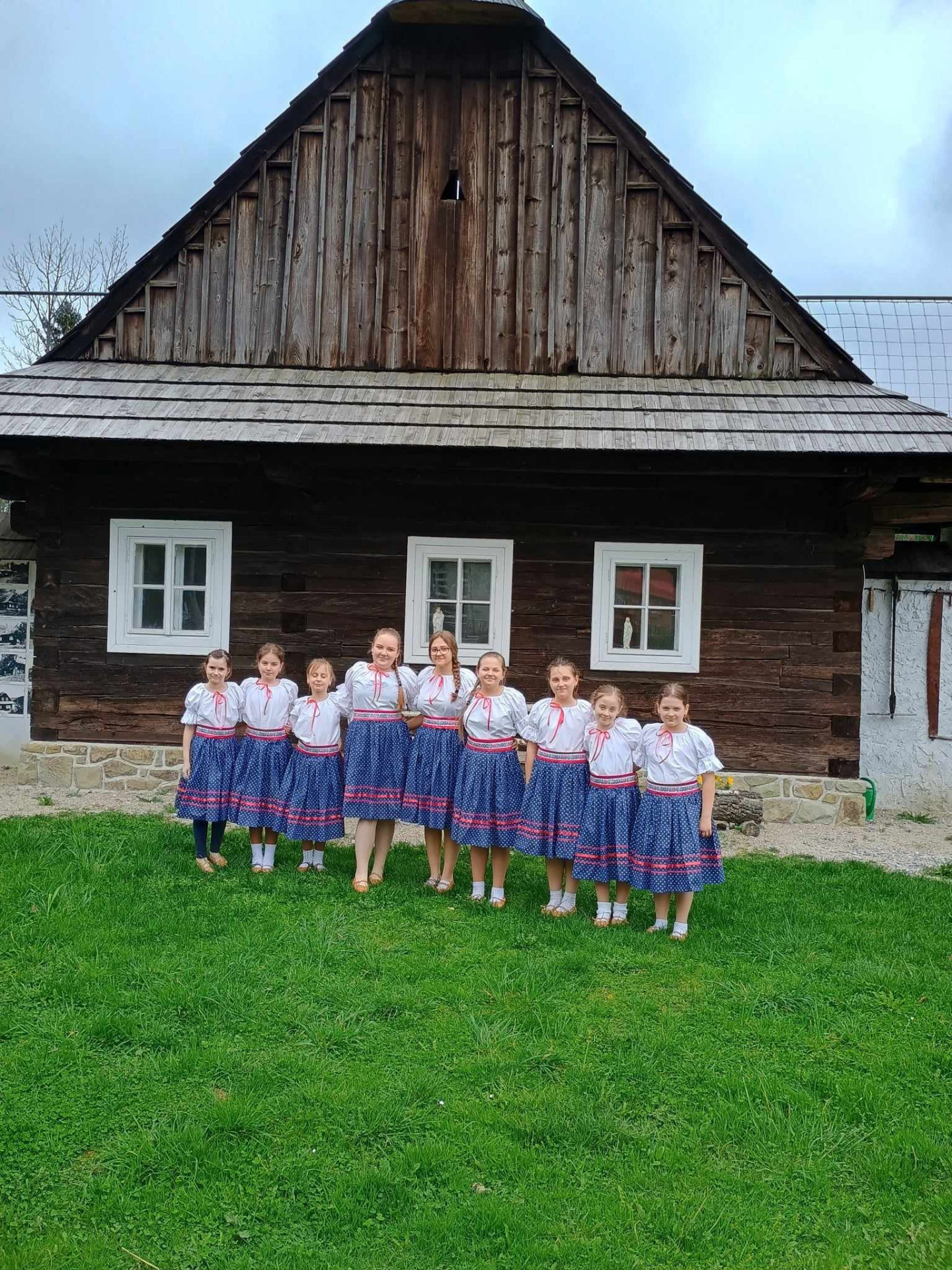 Deti z Lipovienky sa tešia novým krojom - Obrázok 3