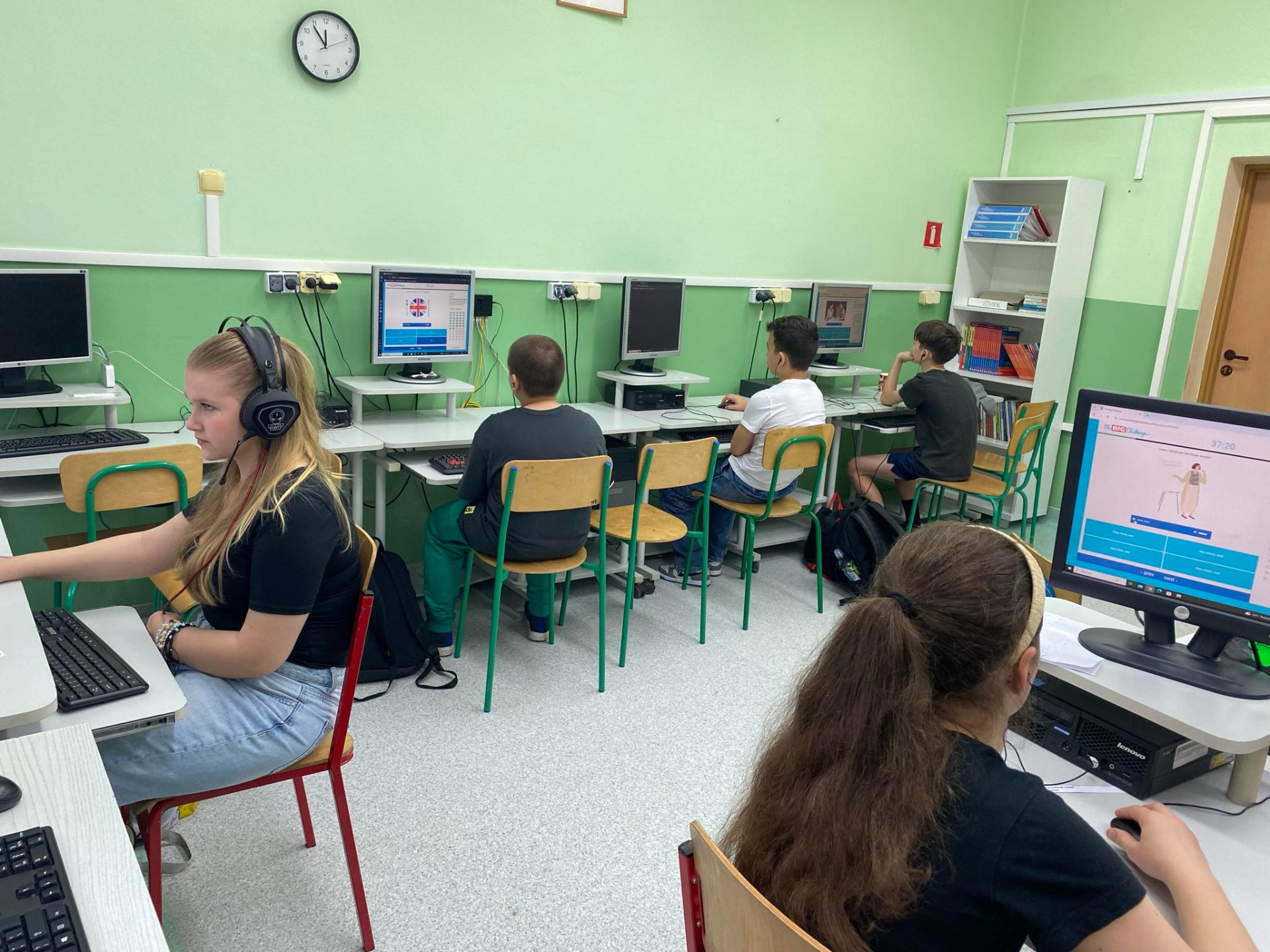 Uczniowie SP 2 Gorzyce, biorący udział w internetowym Europejskim Konkursie Języka Angielskiego The Big Challenge