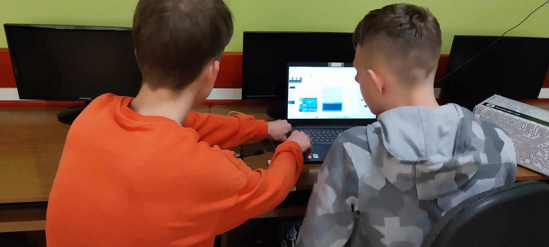 Uczniowie podczas pracy nad projektem interaktywnej klawiatury programowanej w środowisku Arduino.