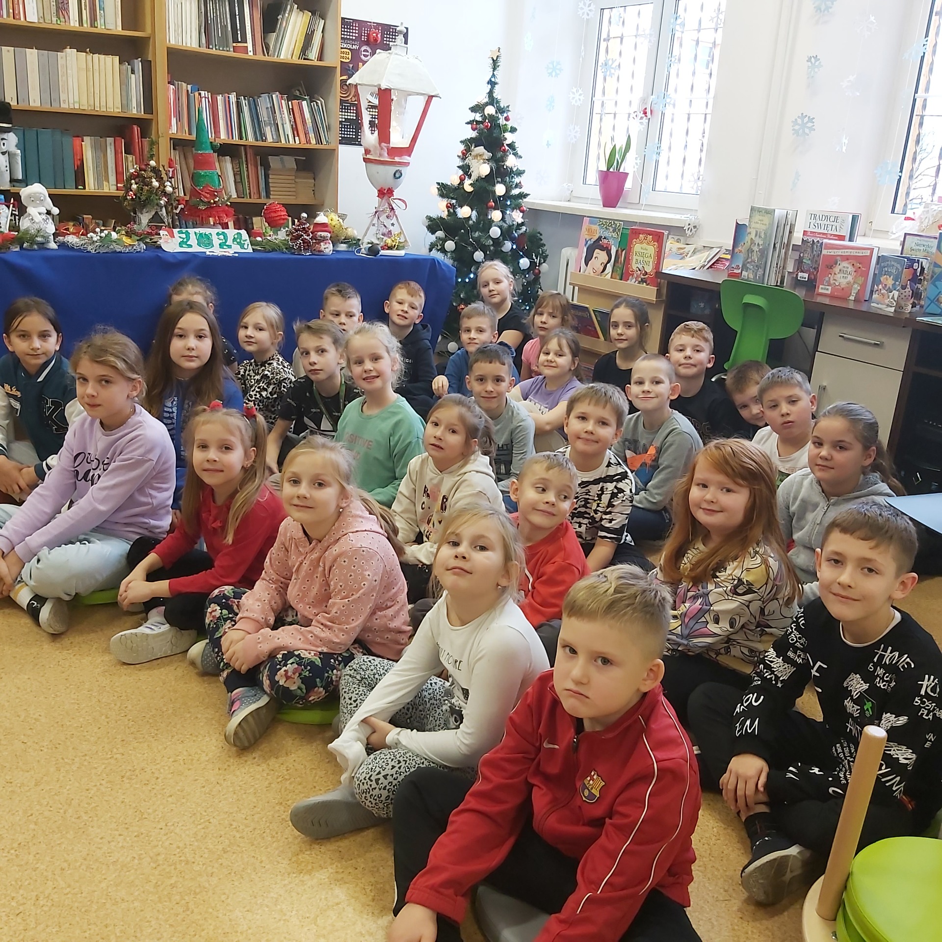 Uczniowie Szkoły Podstawowej Nr 2 im. M. Kopernika w Olecku - uczestnicy konkursu recytatorskiego "Miś"