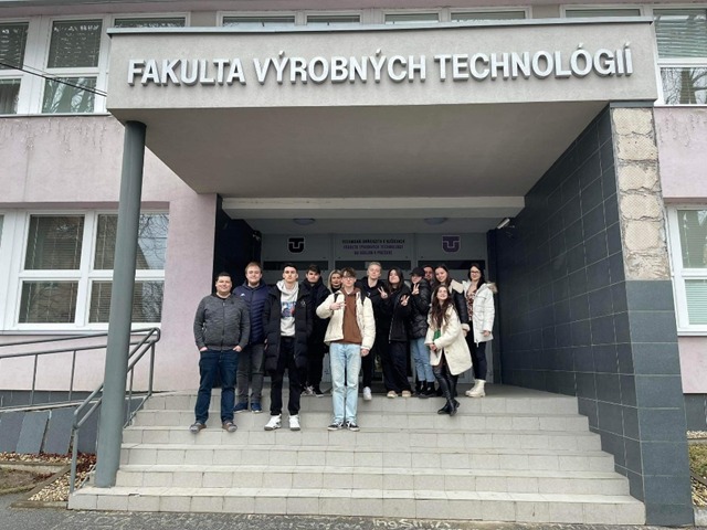 Exkurzia žiakov tretieho ročníka SSOŠ ELBA na Fakulte výrobných technológii v Prešove. - Obrázok 1