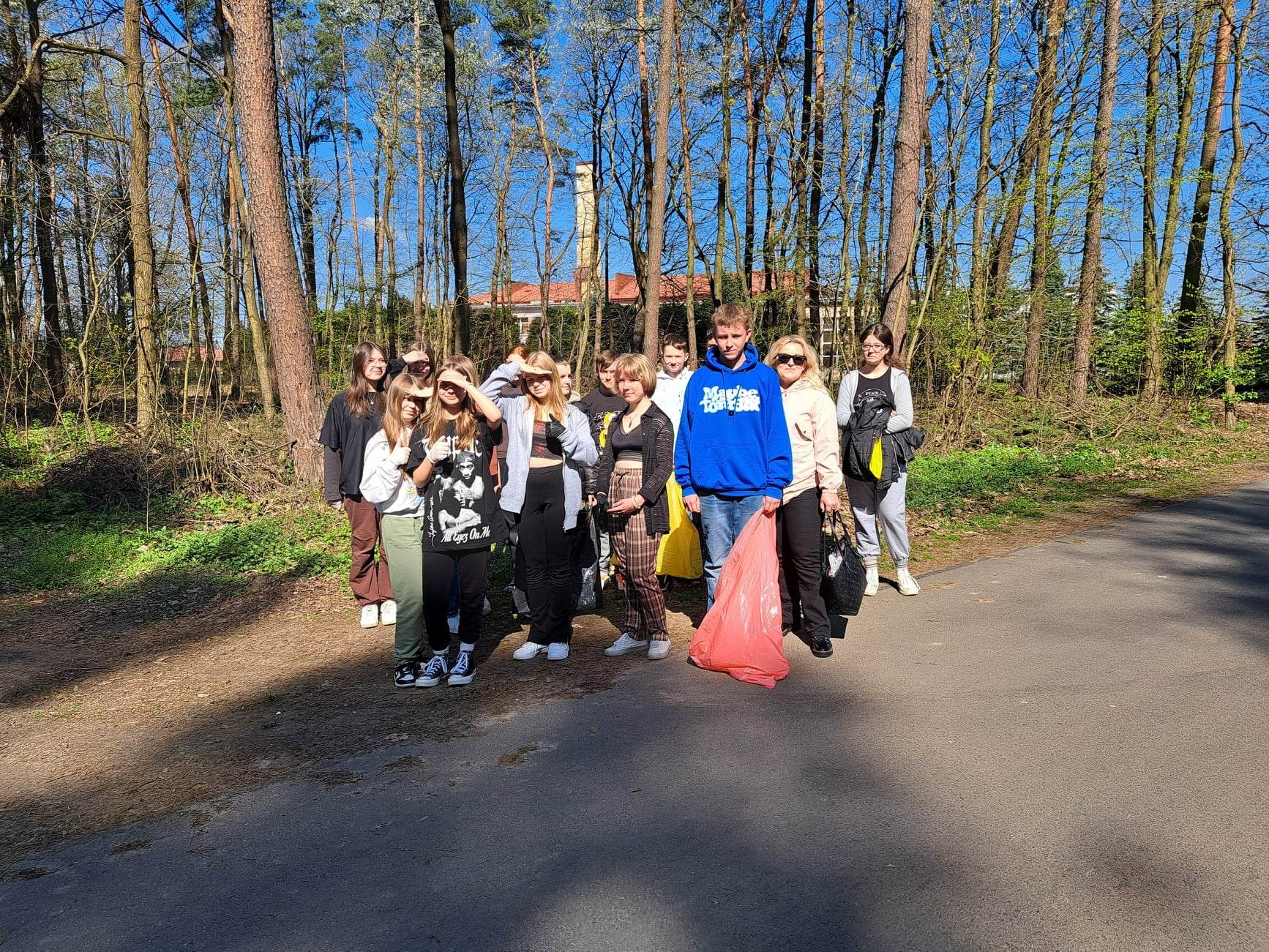 Dzieci i młodzież z Zespołu Szkolno-Przedszkolnego w Młodowie  uczestniczą w akcji sprzątania świata #SprzątamyDlaPolski
